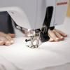 Bernina B570QE dubbel transport aan het werk